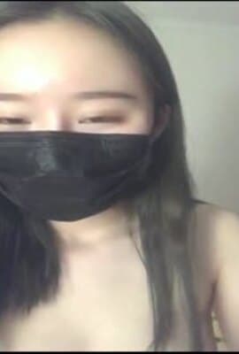 貌似喝了不少酒的可爱型美女直播狼友们刷了不少礼物让她自慰一下