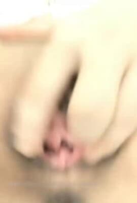 看了这么多影片头一次看到有两穴的小骚女