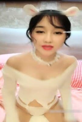 超高颜值网红美女小白兔高价房票自慰大秀美乳粉穴叫声非常诱人画