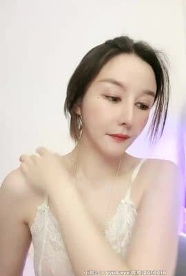 布拉德沐恩高颜值网红妹子情趣珍珠内裤诱惑，揉搓贫乳脱下内裤翘
