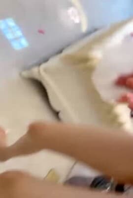 腿腿会发光榨精少女一线天粉穴姐妹花