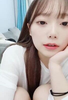 初恋般的感觉超清纯完美身材女神浴室湿身诱惑半脱下内裤打湿屁股坐在马桶上跳蛋震肥穴.