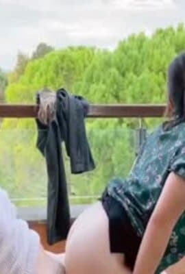 反差女神_眼镜大奶美女_跑阳台边抽烟边摸逼减乏被发现_只能惩罚她_女上位无套输出_内射