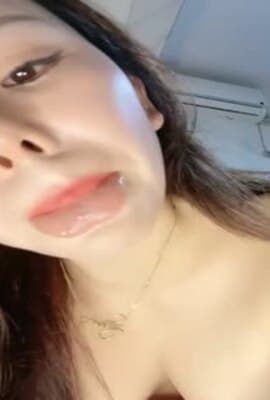 网红骚御姐风情万种！扭腰摆臀诱惑！张开双腿特写骚逼，揉捏奶子一脸骚样，浪叫呻吟不断